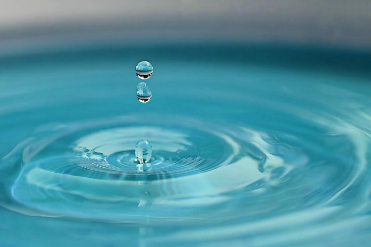 druppel-in-water-symboliseert-eerste-indruk-en-impact